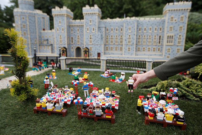 Ni ovir za lego kocke, iz njih nastaja marsikaj in marsikje. FOTO: Peter Nicholls/ Reuters
