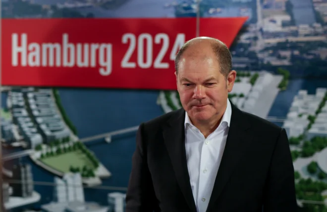 Po poročanju nemških medijev so preiskovalci v zvezi s škandalom pregledali elektronsko pošto z računa, ki ga je Scholz uporabljal v času, ko je bil župan Hamburga. FOTO:&nbsp;Axel Heimken/AFP
