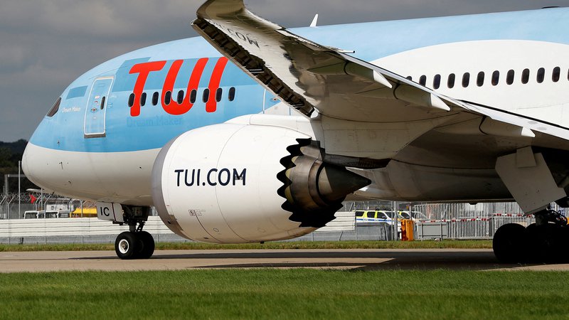 Fotografija: Letalo britanske družbe TUI je potovalo iz Pafosa na Cipru v Manchester, potnik pa je bil po navedbah sopotnikov pod vplivom opojnih substanc. FOTO: Peter Nicholls/Reuters
