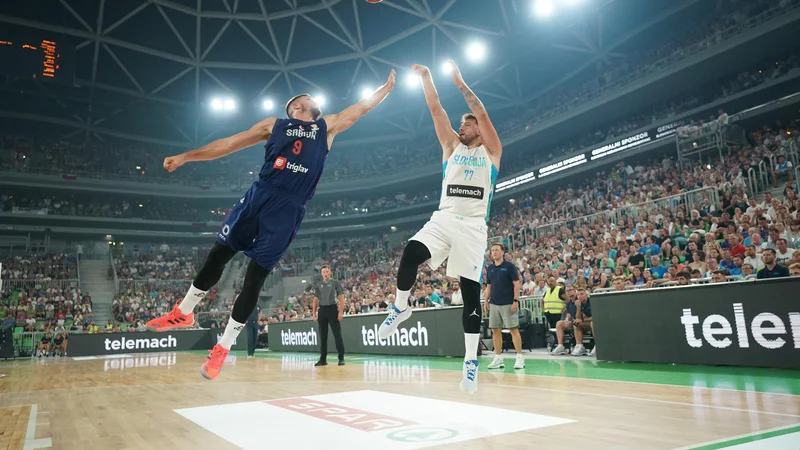 Fotografija: Večina Slovencev doma ni mogla gledati tekme med Slovenijo in Srbijo, saj je bila samo na Sportklubu, ki je del programske sheme Telemacha. Operaterji Telekom Slovenije, T2 in A1 programov Sportkluba nimajo. FOTO: KZS