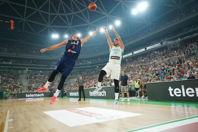 Večina Slovencev doma ni mogla gledati tekme med Slovenijo in Srbijo, saj je bila samo na Sportklubu, ki je del programske sheme Telemacha. Operaterji Telekom Slovenije, T2 in A1 programov Sportkluba nimajo.&nbsp;FOTO: KZS
