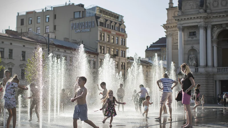 Fotografija: Avgusta 2009 je letalo, v katerem sem potovala, ob predvideni uri pristalo v Lvovu. FOTO: Jure Eržen/Delo
