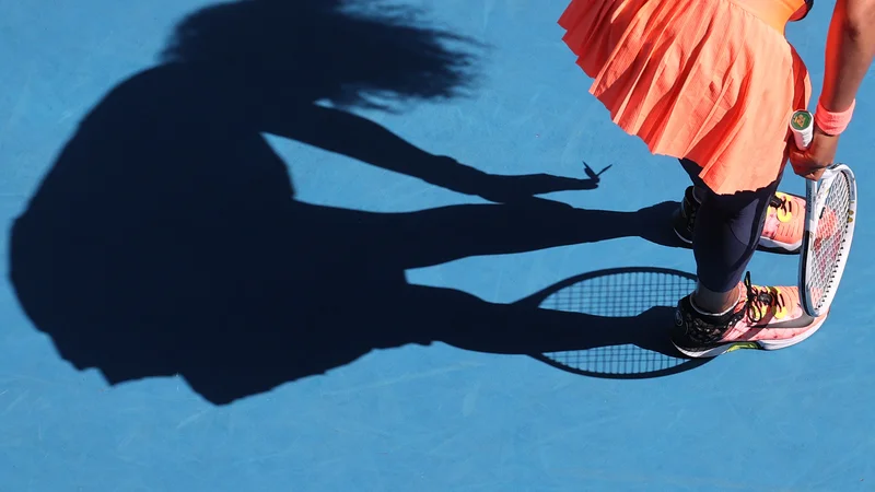 Fotografija: Na fotografiji se ne vidi, kako je Naomi Osaka prepričala metulja, da ji je sedel na dlan, nato pa ga je poskušala odnesti z igrišča in spustiti na varno. FOTO: David Gray/AFP