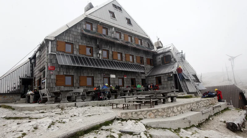 Fotografija: Triglavski dom na Kredarici je to poletje ob koncih tedna polno zaseden. FOTO: Mavric Pivk
