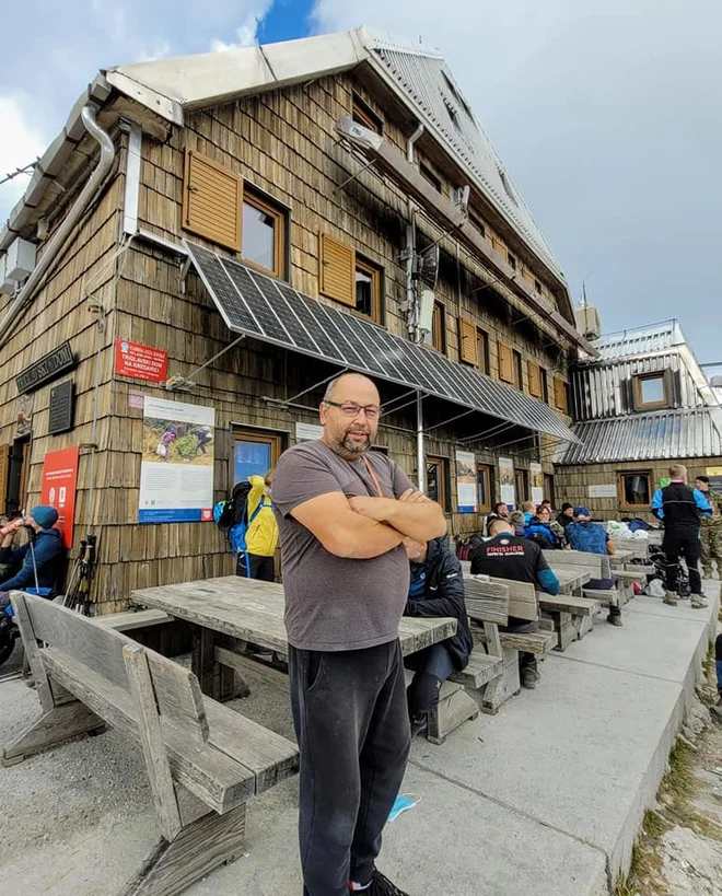 Herman Uranič, oskrbnik doma na Kredarici, pravi, da imajo to poletje 30 odstotkov gostov več. FOTO: Tina Horvat
