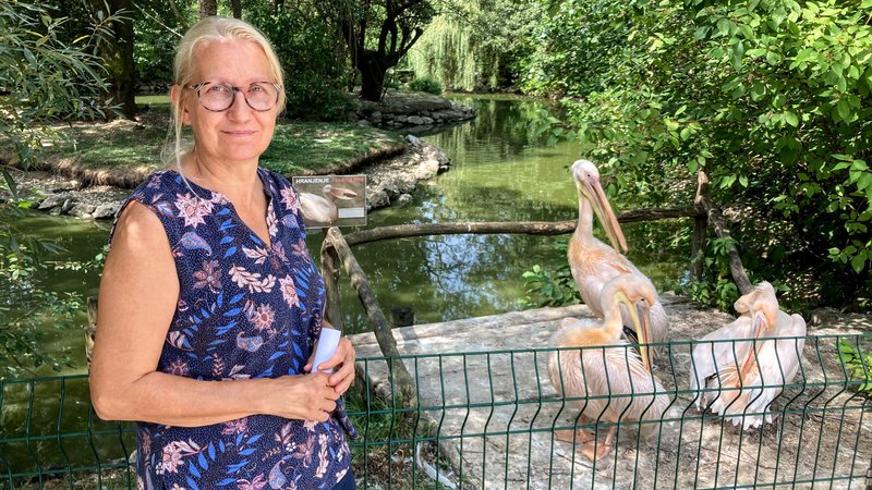 Fotografija: Pedagoška vodja v Zoo Ljubljana Irena Furlan je povedala, da oskrba živali zaradi posledic podnebnih sprememb postaja čedalje zahtevnejša.

