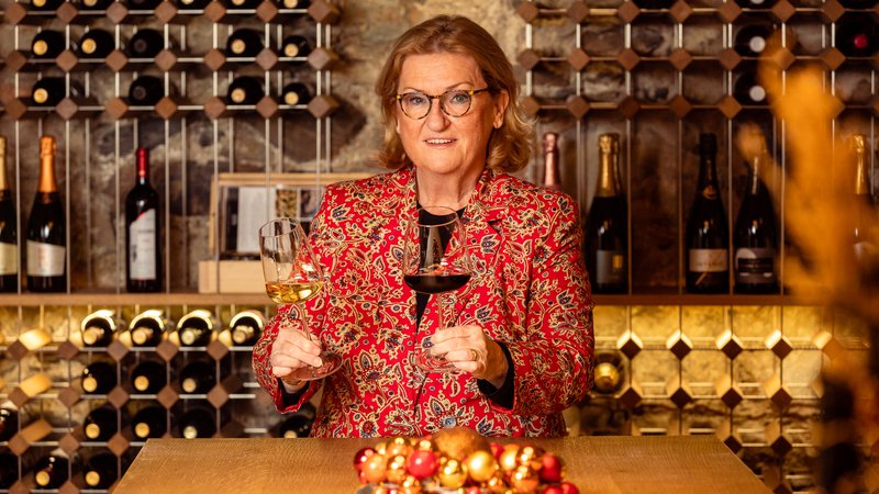 Fotografija: Mira Šemić je najboljša slovenska poznavalka vin, someljejka, ki jo cenijo tudi daleč zunaj naših meja. FOTO: Črt Piksi
