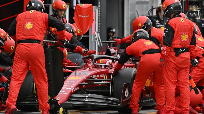 Fotografija: Ferrarijev Charles Leclerc med postankom na julijski dirki za VN Madžarske. FOTO: Attila Kisbenedek/Reuters
