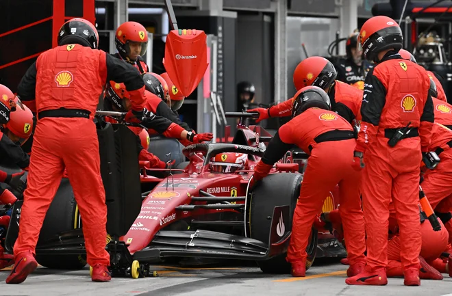 Ferrarijev Charles Leclerc med postankom na julijski dirki za VN Madžarske. FOTO: Attila Kisbenedek/Reuters
