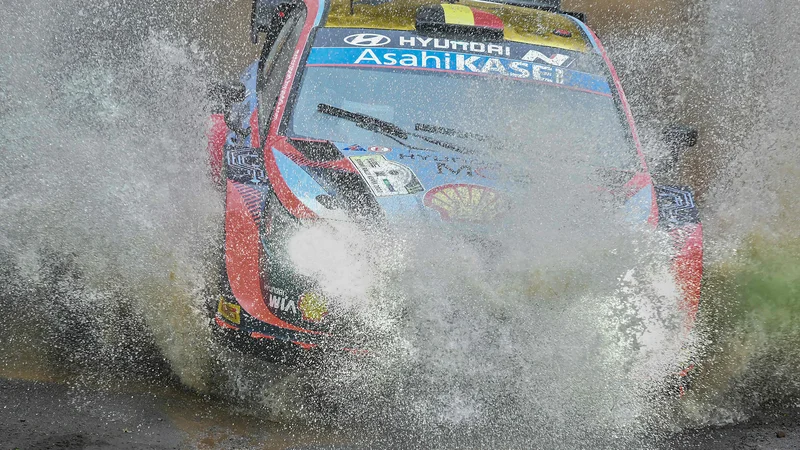 Fotografija: Belgijec Thierry Neuville in njegov sovoznik Martijn Wydaeghe med junijskim relijem po Keniji. FOTO: Tony Karumba/AFP