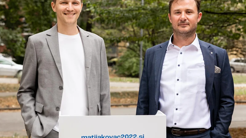 Fotografija: Matijo Kovača (levo) je podprl in se bo pod njegovo kandidaturo prvi podpisal ravnatelj Gimnazije Celje Center Gregor Deleja.
FOTO: Robert Valenti