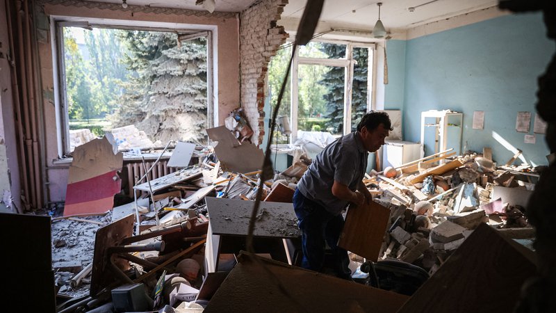 Fotografija: A man searches for surviving items in a school destroyed by a missile strike in the town of Kramatorsk, in Donetsk region, on August 19, 2022, amid the Russian military invasion of Ukraine. (Photo by ANATOLII STEPANOV / AFP)