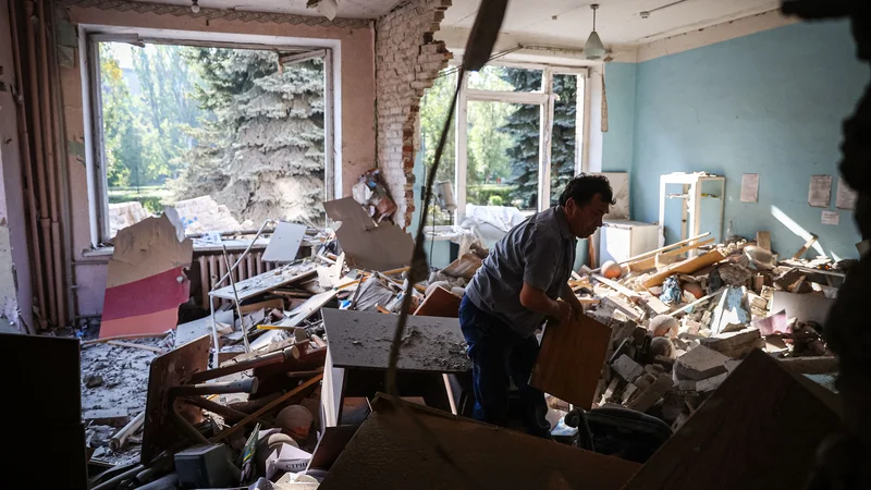 Fotografija: A man searches for surviving items in a school destroyed by a missile strike in the town of Kramatorsk, in Donetsk region, on August 19, 2022, amid the Russian military invasion of Ukraine. (Photo by ANATOLII STEPANOV / AFP)