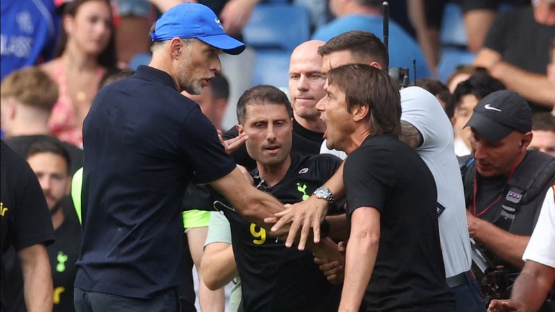 Fotografija: Na štadionu Stamford Bridge, kjer je s Chelseajem tudi osvojil državni naslov, je Antonio Conte, tokrat v vlogi trenerja Tottenhama, uprizoril ognjevito predstavo ob robu igrišča, a krajši konec je potegnil njegov nemški tekmec Thomas Tuchel. FOTO: Paul Childs/Reuters

