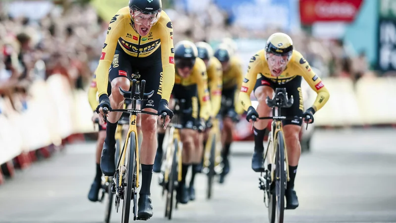 Fotografija: Robert Gesink (levo) je v cilj prikolesaril pred Primožem Rogličem in oblekel rdečo majico. FOTO: Vincent Jannink/AFP