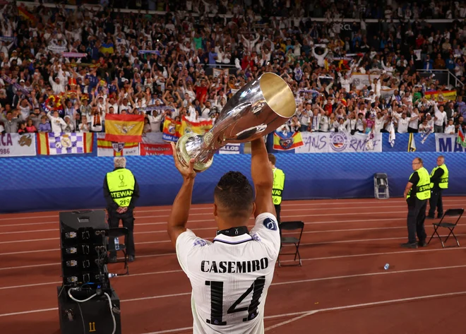 Casemiro pozdravlja navijače po zmagi na tekmi za Uefin superpokal avgusta v Helsinkih. FOTO: Kai Pfaffenbach/Reuters
