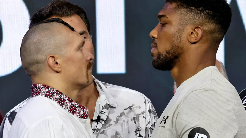 Fotografija: Anthony Joshua (desno) pravi, da ve, kaj mora narediti za zmago nad Oleksandom Usikom (levo). FOTO: Giuseppe Cacace/AFP