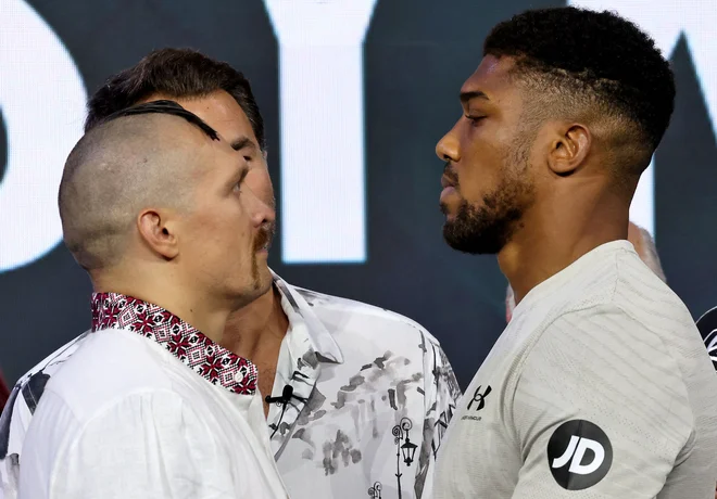 Anthony Joshua (desno) pravi, da ve, kaj mora narediti za zmago nad Oleksandom Usikom (levo). FOTO: Giuseppe Cacace/AFP