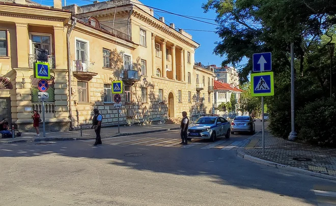 To je bil drugi napad na poveljstvo ruske flote v Sevastopolu v manj kot mesecu dni. 31. julija je napad brezpilotnega letala na dvorišču poveljstva ranil pet ljudi. FOTO:&nbsp;Stringer Reuters
