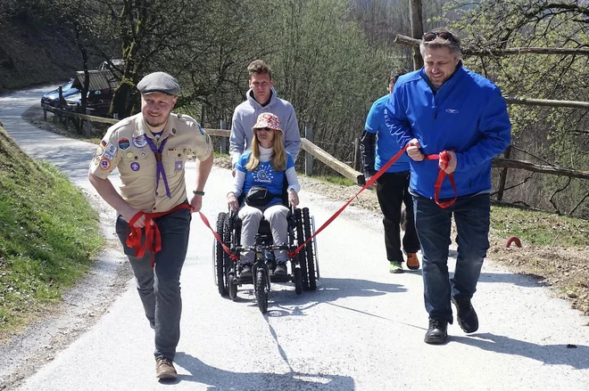 Za vsakega udeleženca na invalidskem vozičku potrebujejo najmanj dva prostovoljca. FOTO: arhiv PZS