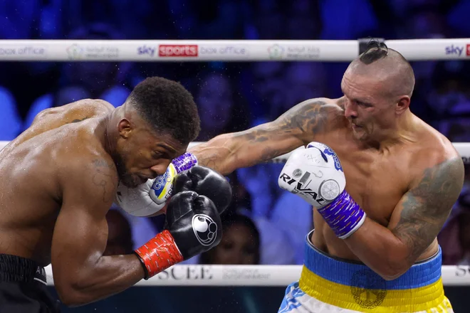 Oleksandr Usik (desno) je bil še drugič boljši od Anthonyja Joshue. FOTO: Giuseppe Cacace/AFP
