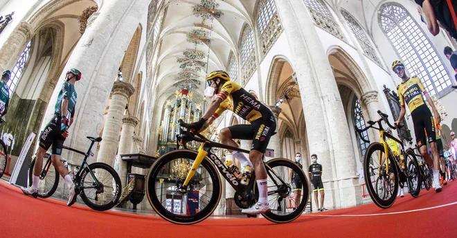 Primož&nbsp;Roglič&nbsp;v Grote Kerk Breda cerkvi. FOTO: Vincent Jannink Afp
