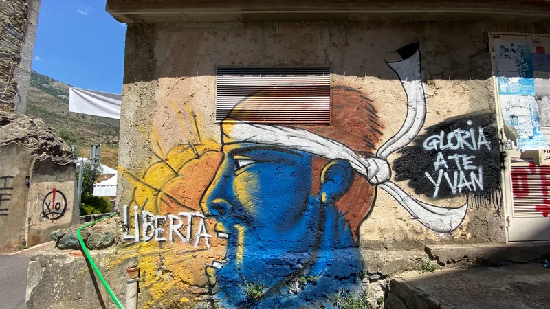 Fotografija: Korziške independentiste iz gibanja Corsica Libera žuli finančni in socialni status otoka s približno 340.000 prebivalci. Fotografije Mimi Podkrižnik