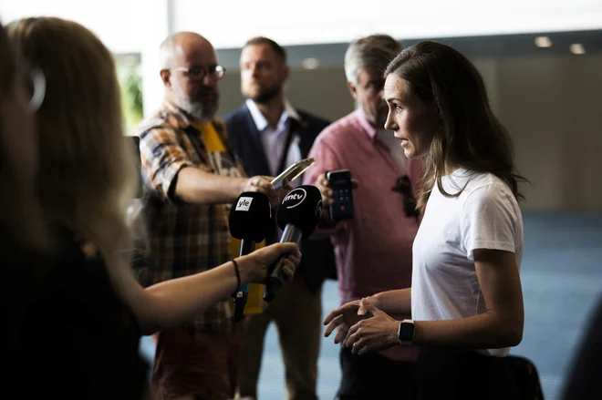 Upam, da je leta 2022 sprejemljivo, da tudi odločevalci plešejo, pojejo in se zabavajo, se je branila. Foto Lehtikuva/Reuters

