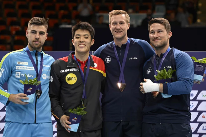 Darko Jorgić, Dang Qiu ter Mattias Falck in Kristian Karlsson so se veselili kolajn na EP. FOTO: Tobias Schwarz/AFP
