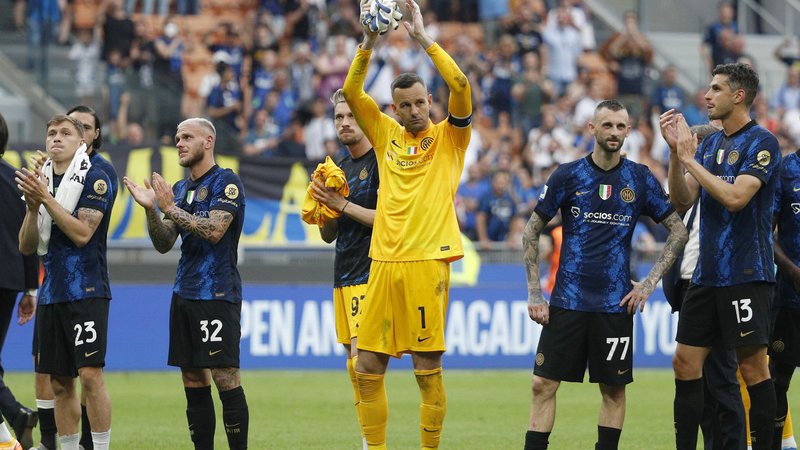 Fotografija: Inter je v italijanskem nogometnem prvenstvu dosegel drugo zmago, Samir Handanović pa je svojo mrežo ohranil nedotaknjeno. FOTO: Guglielmo Mangiapane/Reuters
