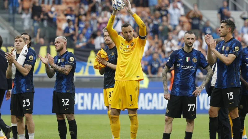 Fotografija: Inter je v italijanskem nogometnem prvenstvu dosegel drugo zmago, Samir Handanović pa je svojo mrežo ohranil nedotaknjeno. FOTO: Guglielmo Mangiapane/Reuters