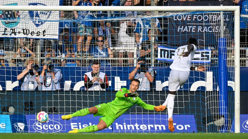 Fotografija: V nemškem nogometnem prventvu je že po treh tekmah jasno, da bo Bayern polnili tekmečeva vrata kot za stavo. Sadio Mane in drugi Bavarci so v Bochumu nasuli kar ssedem golov. FOTO: Sascha Schuermann/AFP