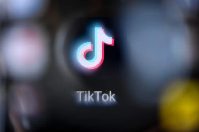 Tiktok je zgrajen na konceptu kratkega videa in je pri uporabnikih zelo priljubljen, zato so trend zagrabili tudi drugi, kar pa ni bilo vsem všeč. FOTO: Kirill Kudryavtsev/AFP
