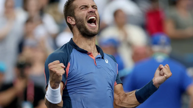 Fotografija: Borna Ćorić se je takole veselil zmage na mastersu v Cincinnatiju. FOTO: Matthew Stockman/AFP