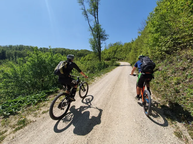 Kolesarjenje je ena priljubljenih dejavnosti v teh krajih. FOTO: Tomaž Kuplenik
