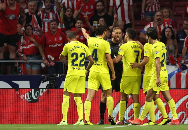 Jan Oblak se je takole prepiral z nogometaši Villarreala. FOTO: Thomas Coex/AFP
