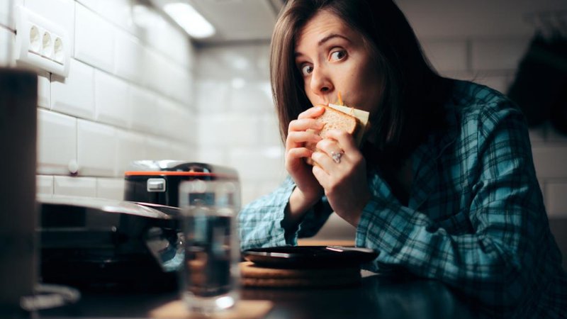 Fotografija: Ko se poveča lakota, se povečajo tudi stres, tesnoba in razdražljivost. FOTO: Arhiv Polet/Nicoleta Ionescu/Shutterstock
