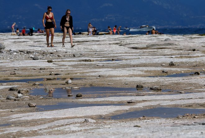 Der Gardasee bekam ein ganz anderes Gesicht.  Dabei wurden große weiße Felsen freigelegt, die aber an manchen Stellen sehr rutschig und damit für Besucher gefährlich sind.  FOTO: Flavio Lo Scalzo/Reuters