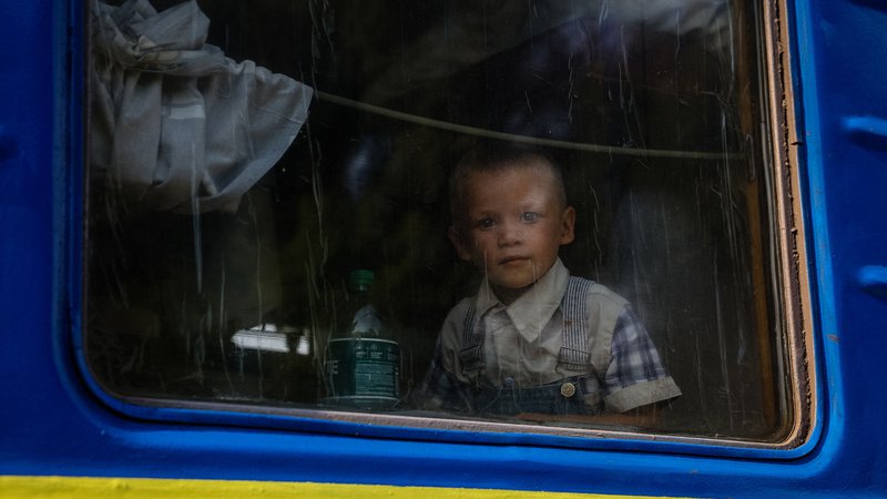 Fotografija: Evakuacijski vlak iz Donbasa, kjer vsak dan potekajo hudi boji med ukrajinskimi in ruskimi silami. Foto Anatolii Stepanov/AFP
