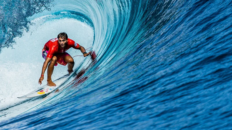 Fotografija: Francoz Kauli Vaast tekmuje na WSL moškem surferskem turnirju Outerknown Tahiti Pro 2022, moškem prvenstvu v Teahupo'o v Francoski Polineziji. Foto: Jerome Brouillet/Afp