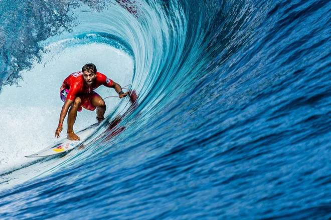 Francoz Kauli Vaast tekmuje na WSL moškem surferskem turnirju Outerknown Tahiti Pro 2022, moškem prvenstvu v Teahupo&#39;o v Francoski Polineziji. Foto: Jerome Brouillet/Afp
