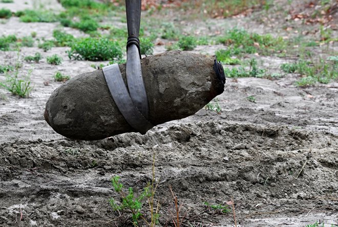 In der Nähe von Mantua wurde im ausgetrockneten Flussbett des Po eine 450-Kilogramm-Bombe aus dem Zweiten Weltkrieg gefunden.  FOTO: Flavio Lo Scalzo Reuters