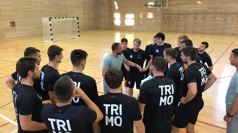 Fotografija: Trener Uroš Zorman in njegovi varovanci želijo korak naprej. FOTO: RK Trimo Trebnje