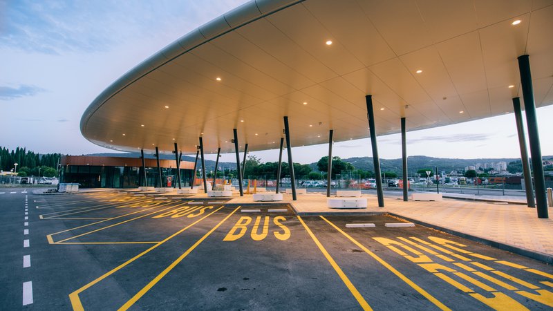 Fotografija: Nova avtobusna postaja Koper danes sprejela prve avtobuse FOTO: Jakob Bužan
