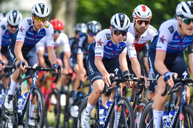 Remco Evenepoel (v sredini) je napovedal lov na rdečo majico. FOTO: Luc Claessen/Belga/Reuters
