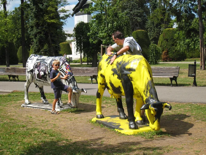 V mestnih parkih se otroci igrajo od zgodnjih ur. FOTO: Primož Butinar
