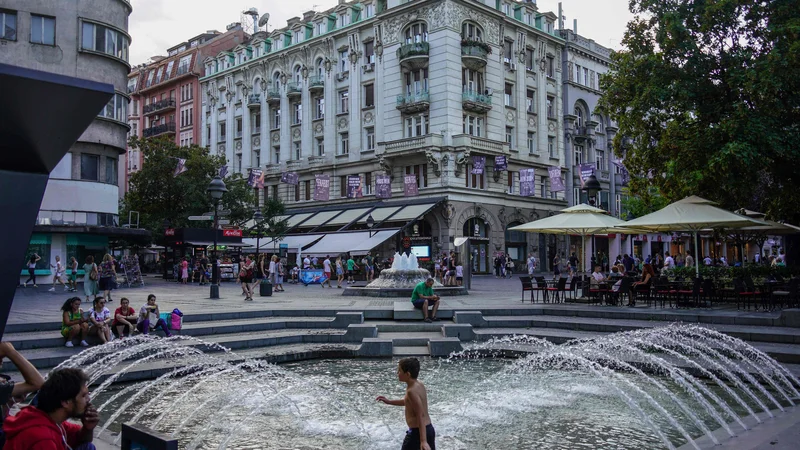 Fotografija: Poletje v Beogradu. Knez Mihailova, ki gre do trdnjave Kalemegdan, je epska ulica, kjer se še vedno vsak večer dogaja veliki korzo. FOTO: Oliver Bunić/AFP