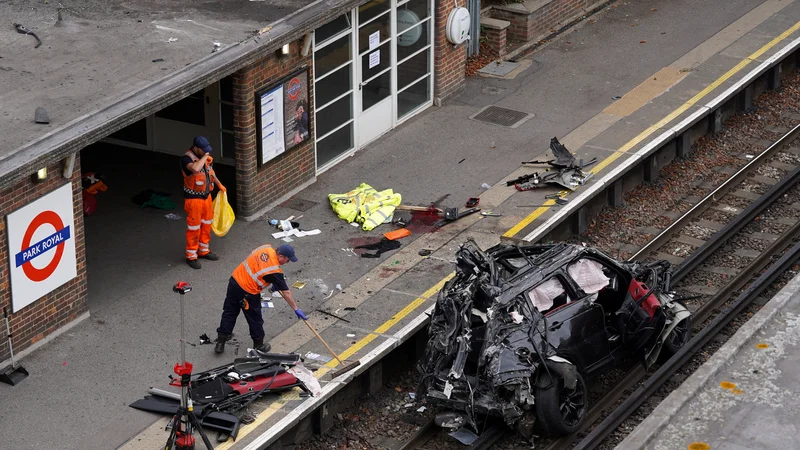 Fotografija: Pogled na kraj nesreče, kjer je vozilo Range Rover po trčenju z avtomobilom Tesla zapeljalo s ceste na železniško progo Piccadilly Line, na postaji Park Royal v zahodnem Londonu. Foto: Maja Smiejkowska/Reuters