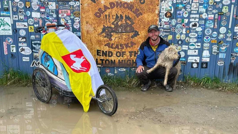 Fotografija: Po 25.122 prehojenih kilometrih na cilju, je ob tem velikem dosežku na facebooku zapisal Oliver Tič. Na družbenih omrežjih ga je spremljalo okoli 8000 ljudi. FOTO: osebni arhiv