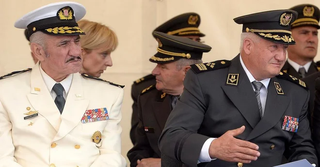 Admiral Davor Domazet-Lošo (levo) in Pavao Miljevac sta poleg majorja Ilije Maričića naslednja na srbskem seznamu ovadenih zaradi vojaških zločinov. FOTO: Goran Mehkek/Cropix
